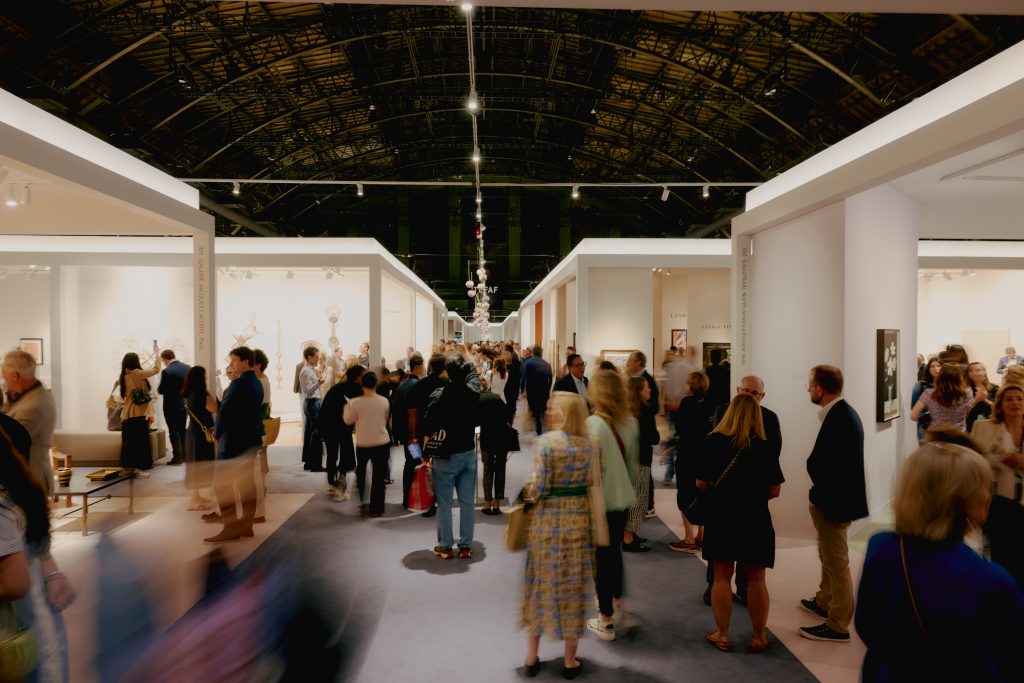Bezoekers op de TEFAF bewonderen de beurs die Stabilo heeft gebouwd